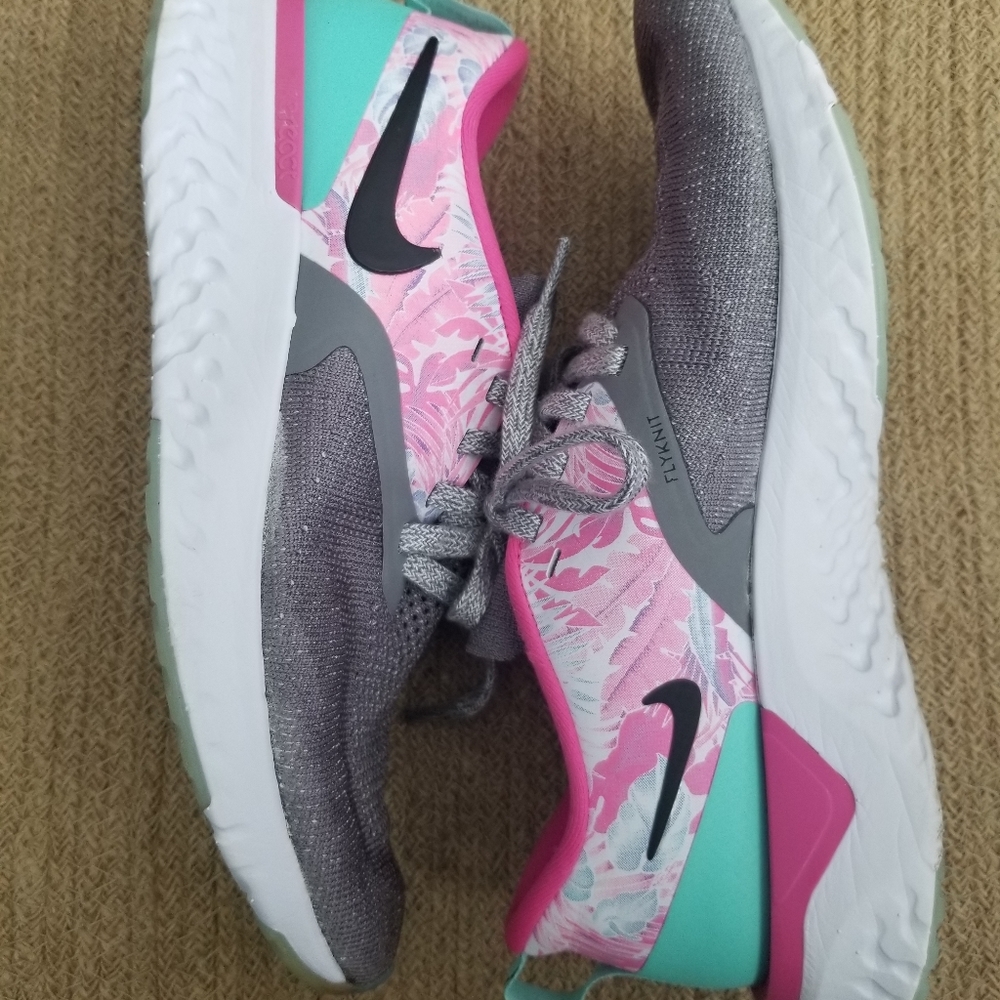 Euc- Nike Flyknit Odyssey React Running Sneakers - image 1